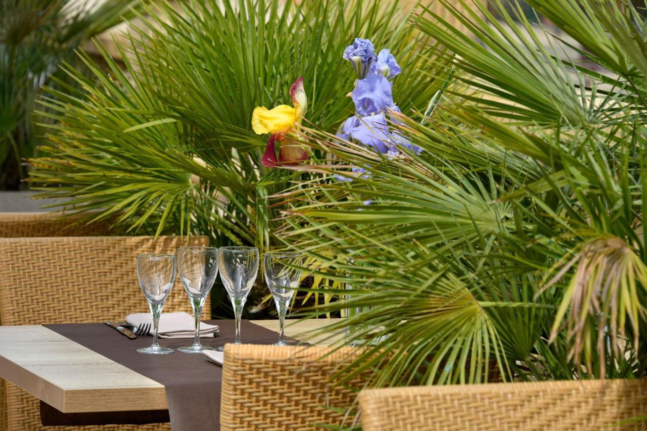 Logis Hotel & Restaurant Le Pardaillan Gondrin Eksteriør billede