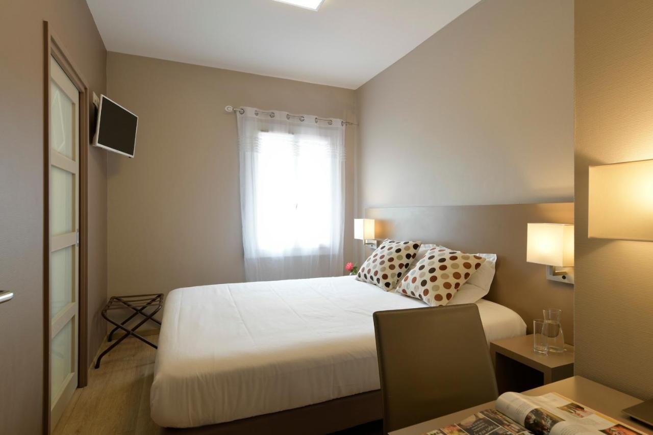 Logis Hotel & Restaurant Le Pardaillan Gondrin Eksteriør billede